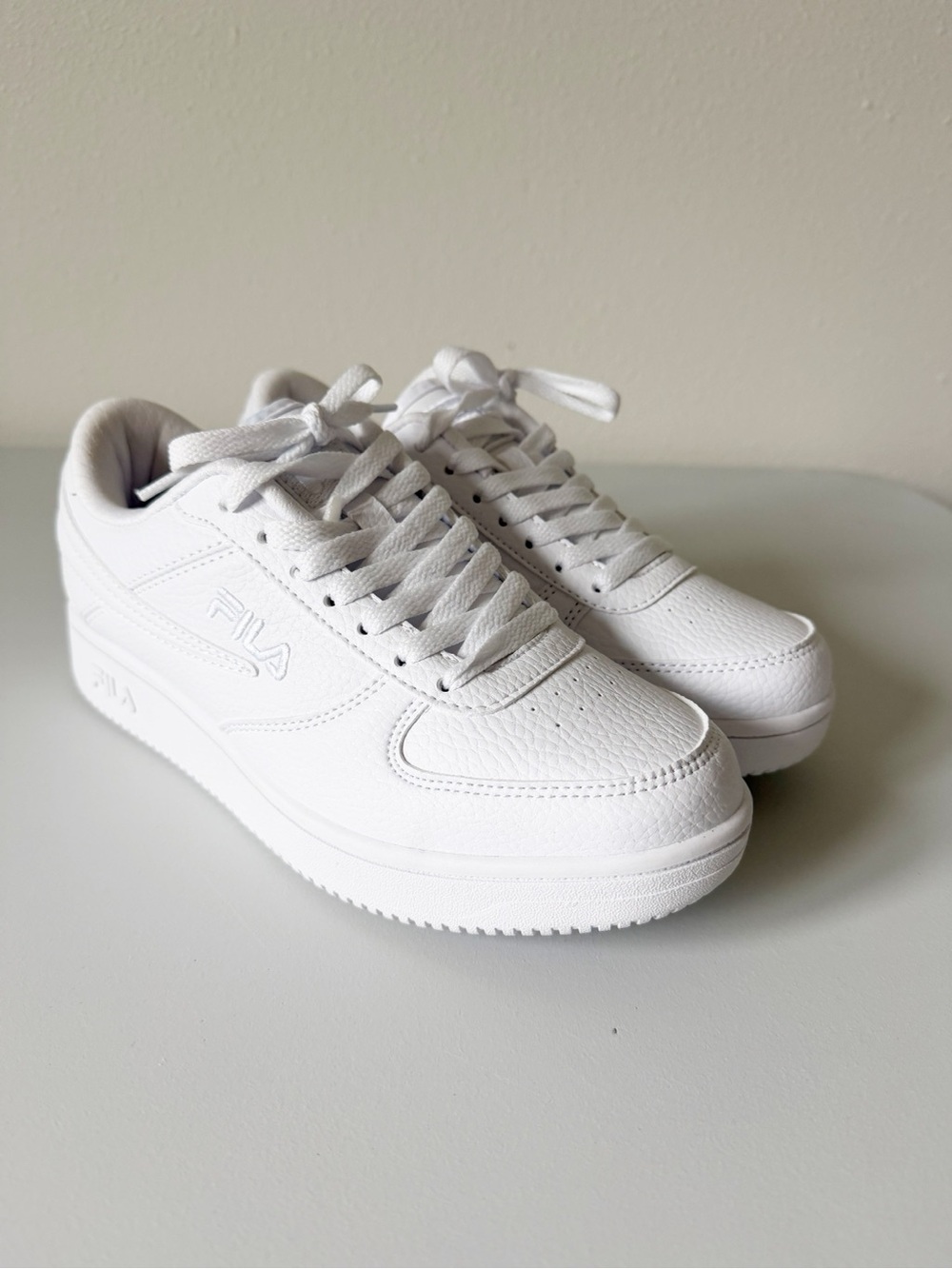 Fila Womens White Leather-Look Low Top Sneakers Size 8 New Without Box